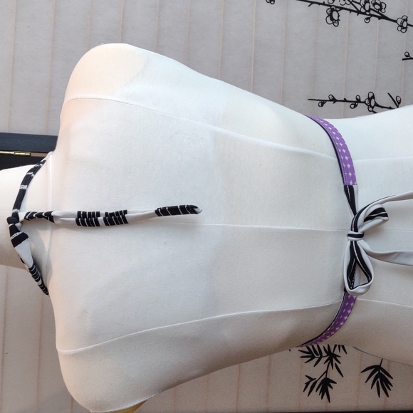 Reversible bikini top. Size Medium stretchy and lightly padded. - Picture 4 of 4